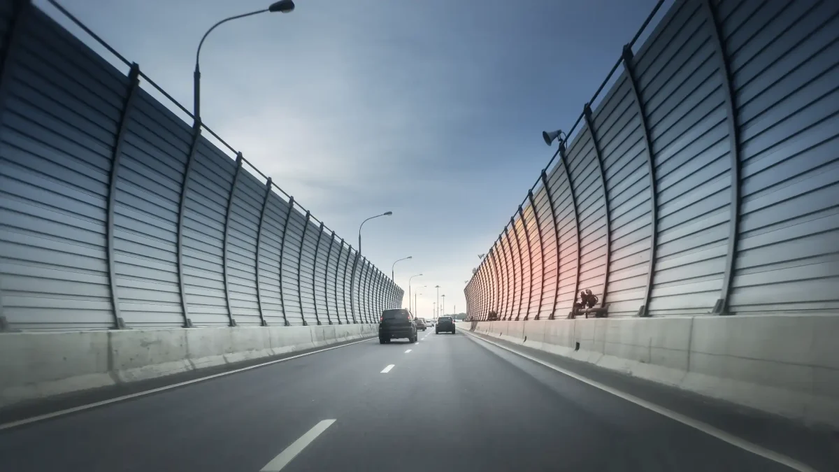 Choosing Sound Barriers: How Site Conditions Drive Final Decisions